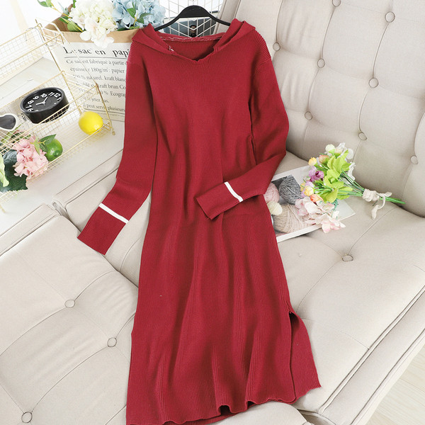 Casual γυναικείο φόρεμα με κουκούλα σε γκρι, μαύρο και κόκκινο χρώμα