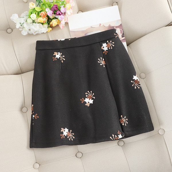 Fusta de dama moderna cu broderie de flori in trei culori