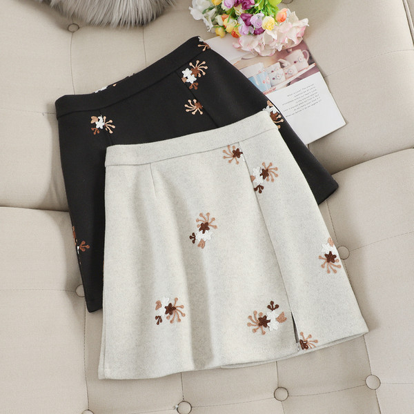 Fusta de dama moderna cu broderie de flori in trei culori
