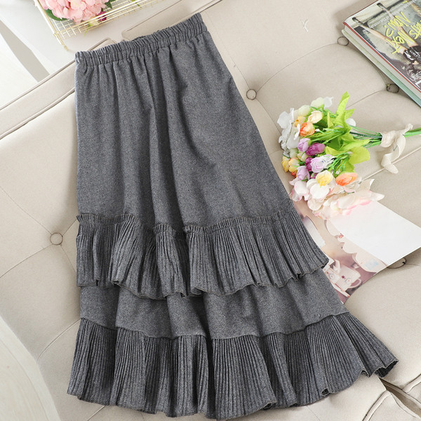 Model asimetric de fusta de dama in negru si gri