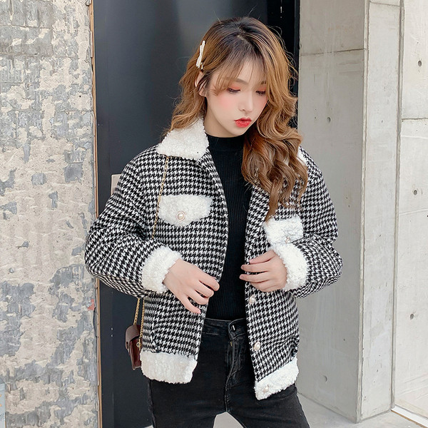 Palton de dama in carouri moderna cu nasturi - model scurt