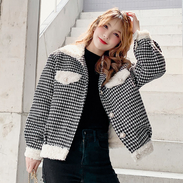 Palton de dama in carouri moderna cu nasturi - model scurt