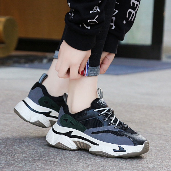 Model NOU de teniși de damă cu talpă aspră și șireturi în două culori