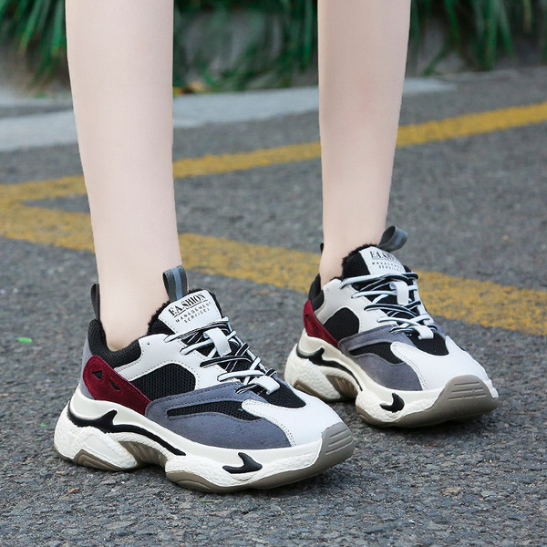 Model NOU de teniși de damă cu talpă aspră și șireturi în două culori