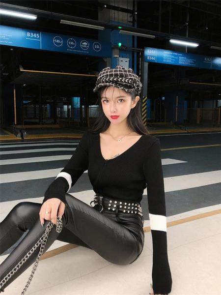 Pantaloni moderni de dama din piele ecologica cu fermoar si nituri metalice