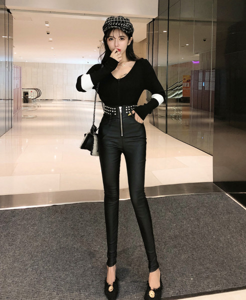 Pantaloni moderni de dama din piele ecologica cu fermoar si nituri metalice