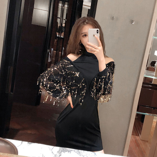 Rochie modernă cu franjuri și perle în alb și negru