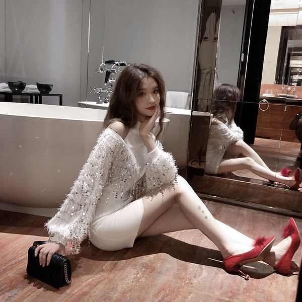 Rochie modernă cu franjuri și perle în alb și negru