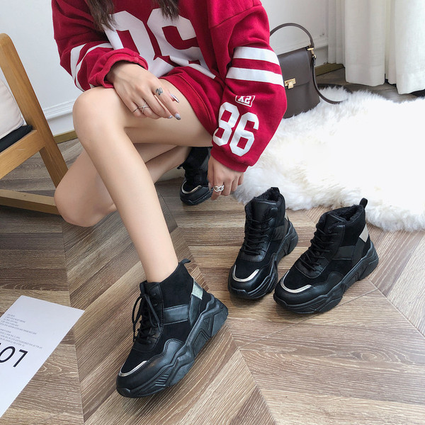 Adidași moderni de damă cu căptușeală moale și șireturi în negru