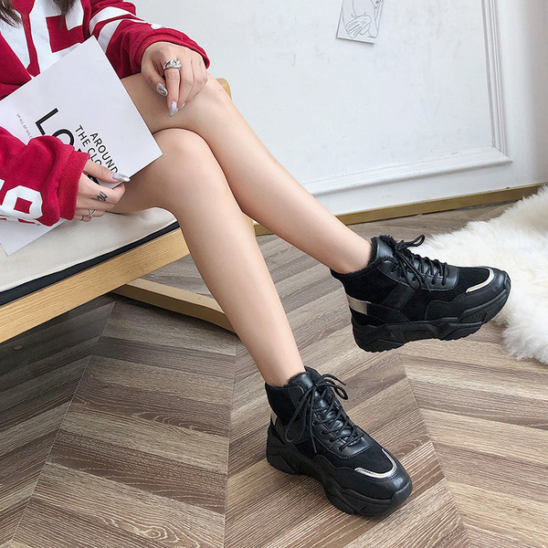 Adidași moderni de damă cu căptușeală moale și șireturi în negru