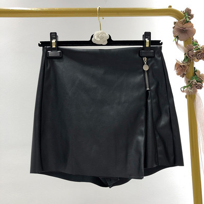 Fusta-pantaloni scurti din piele ecologica de culoare neagra cu fermoar