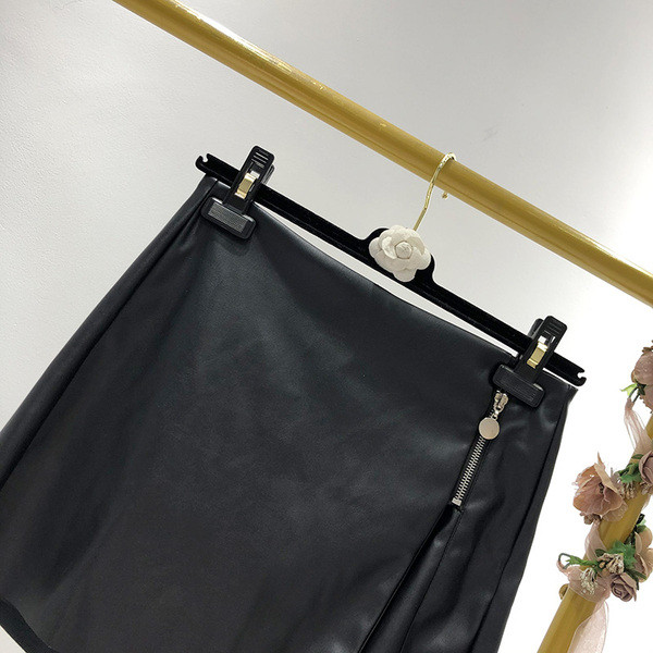 Fusta-pantaloni scurti din piele ecologica de culoare neagra cu fermoar