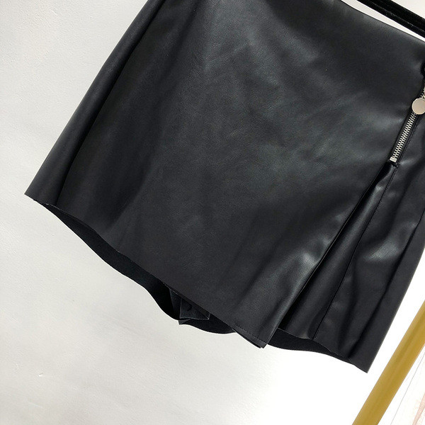 Fusta-pantaloni scurti din piele ecologica de culoare neagra cu fermoar
