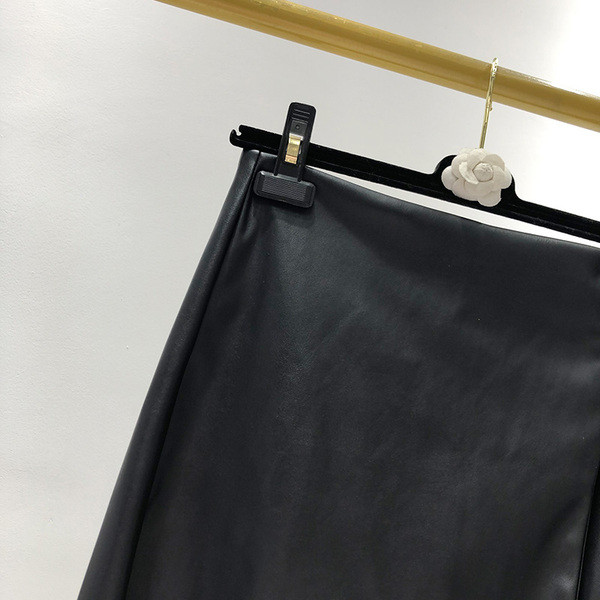 Fusta-pantaloni scurti din piele ecologica de culoare neagra cu fermoar