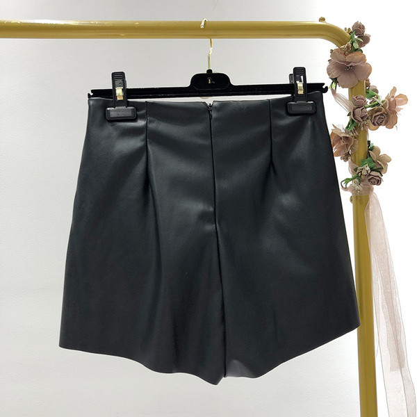 Fusta-pantaloni scurti din piele ecologica de culoare neagra cu fermoar