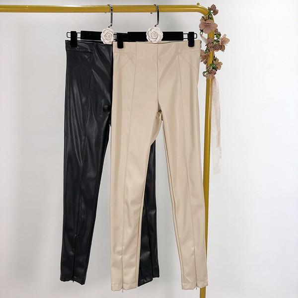 Pantaloni lungi cu fermoar din piele ecologică în bej și negru