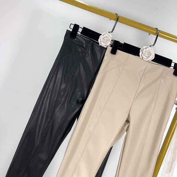 Pantaloni lungi cu fermoar din piele ecologică în bej și negru