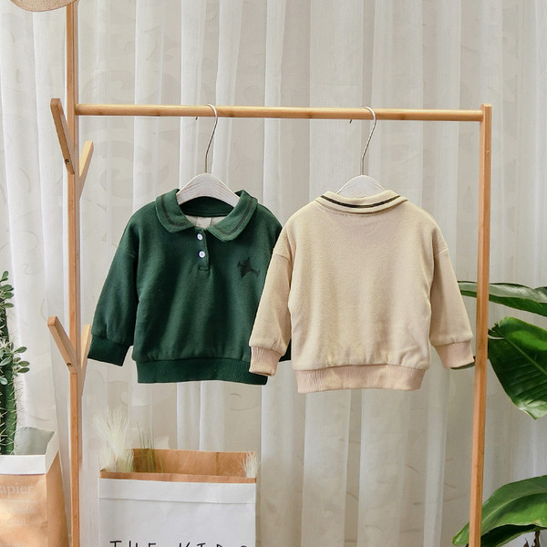 Model nou de bluză pentru copii de zi cu zi cu guler și nasturi în verde și bej