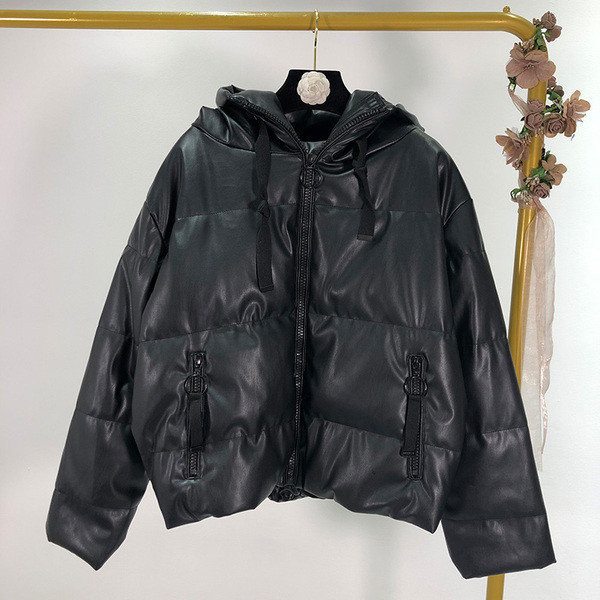 Geacă scurtă de iarnă cu glugă și cravate de culoare neagră