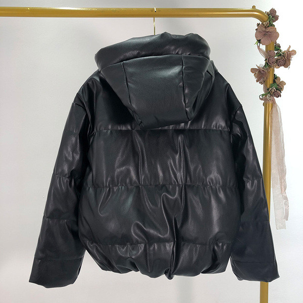 Geacă scurtă de iarnă cu glugă și cravate de culoare neagră