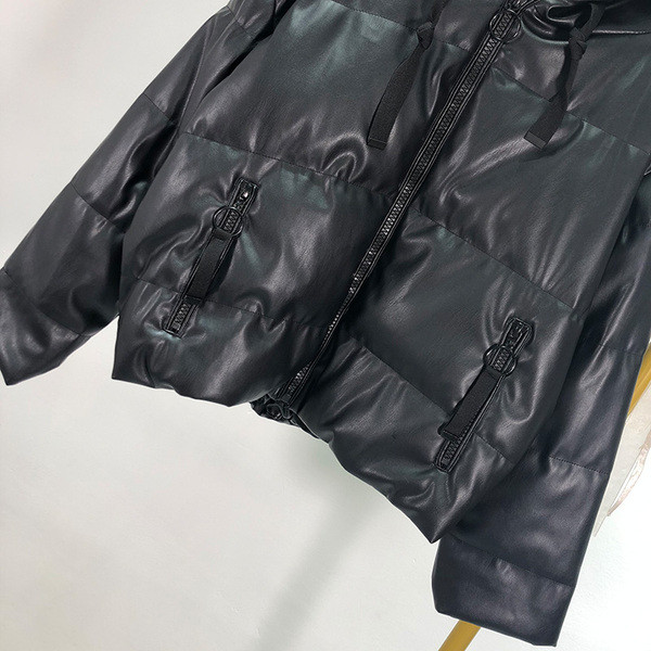 Geacă scurtă de iarnă cu glugă și cravate de culoare neagră