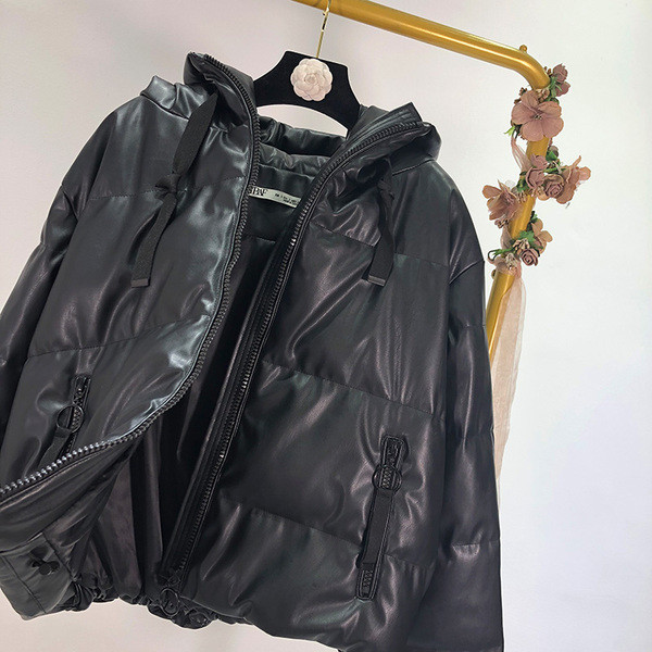 Geacă scurtă de iarnă cu glugă și cravate de culoare neagră