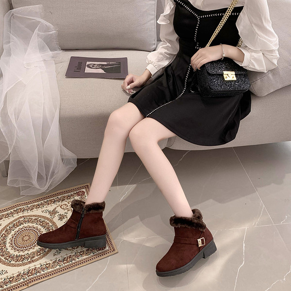 Ghete moderne de damă cu căptușeală moale și element metalic în maro și negru