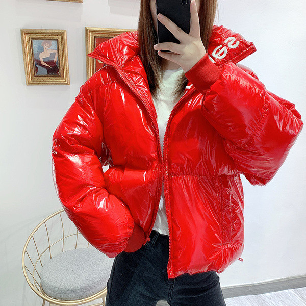 Geaca scurta de iarna de dama cu efect stralucitor in rosu si negru