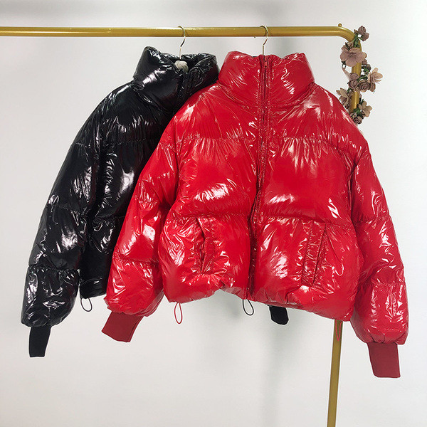 Geaca scurta de iarna de dama cu efect stralucitor in rosu si negru