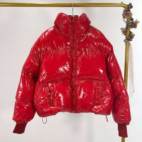 Geaca scurta de iarna de dama cu efect stralucitor in rosu si negru