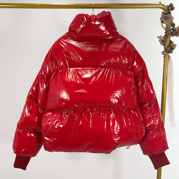 Geaca scurta de iarna de dama cu efect stralucitor in rosu si negru