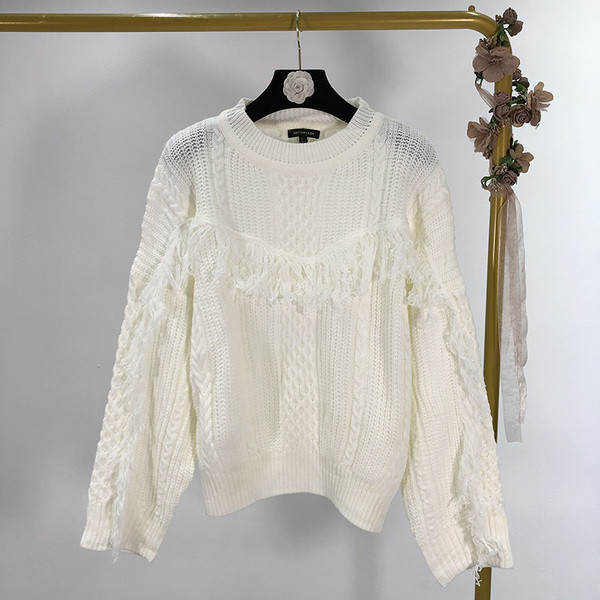 Pulover modern cu decolteu oval și franjuri în alb