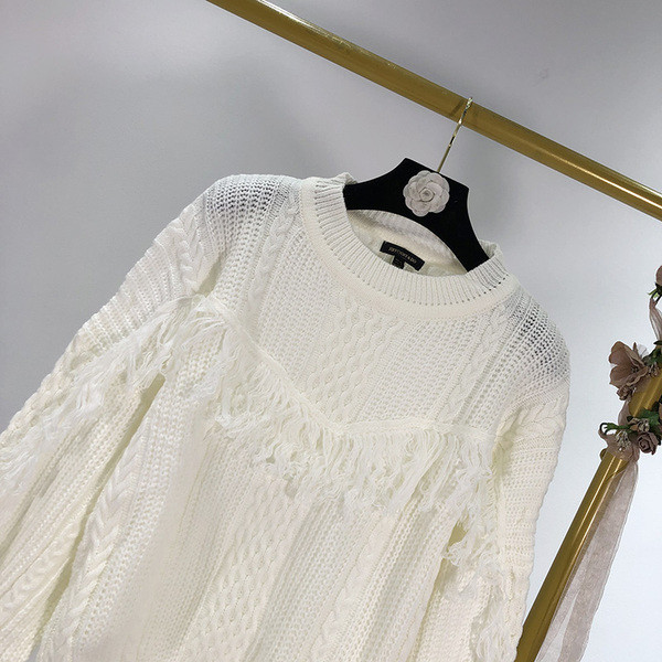 Pulover modern cu decolteu oval și franjuri în alb