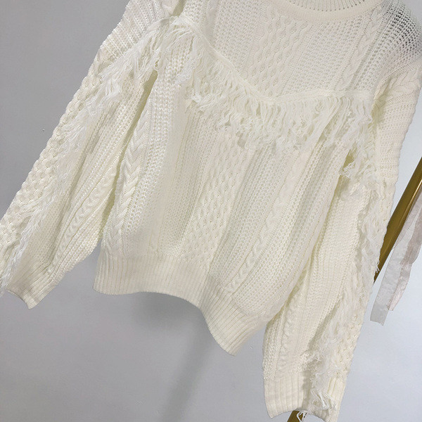 Pulover modern cu decolteu oval și franjuri în alb