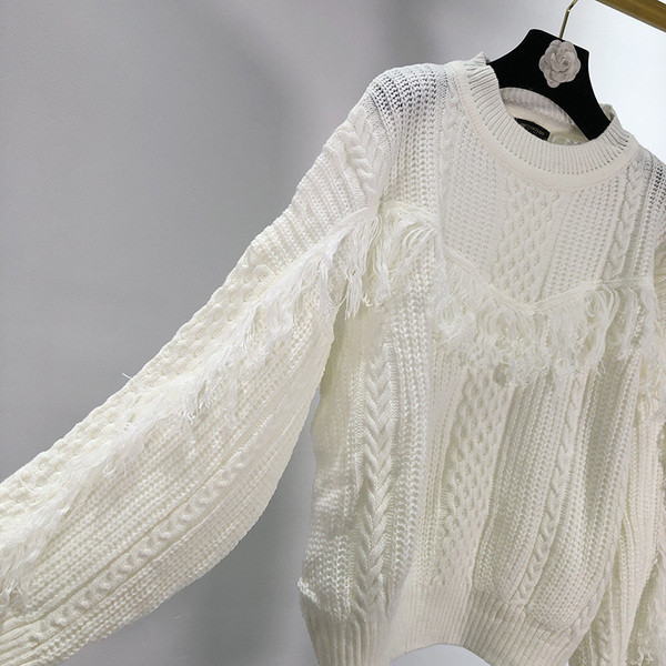 Pulover modern cu decolteu oval și franjuri în alb