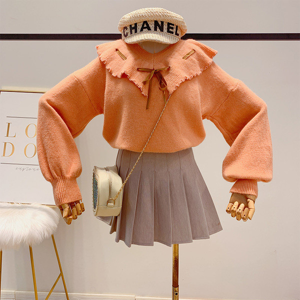 Pulover de dama cu dantela si decolteu spitz in diferite culori