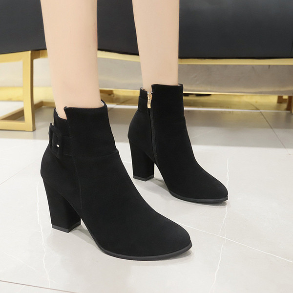 Cizme de dama elegante cu toc gros si fermoar in bej si negru