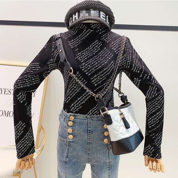 Bluză de damă modernă cu guler polo în alb și negru