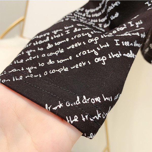 Bluză de damă modernă cu guler polo în alb și negru