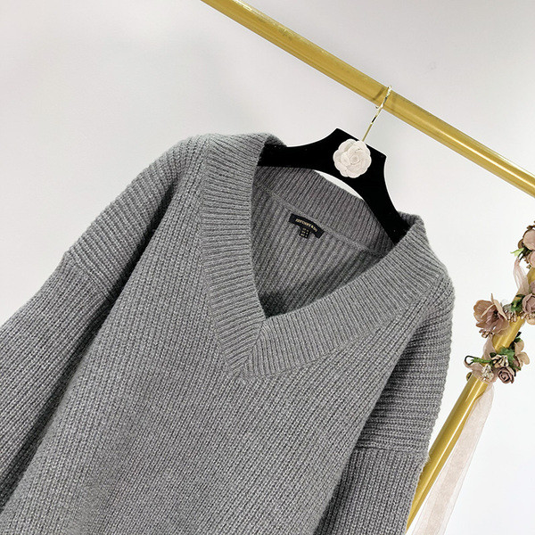 Pulover gros de damă, gri, cu mâneci lungi și decolteu spitz