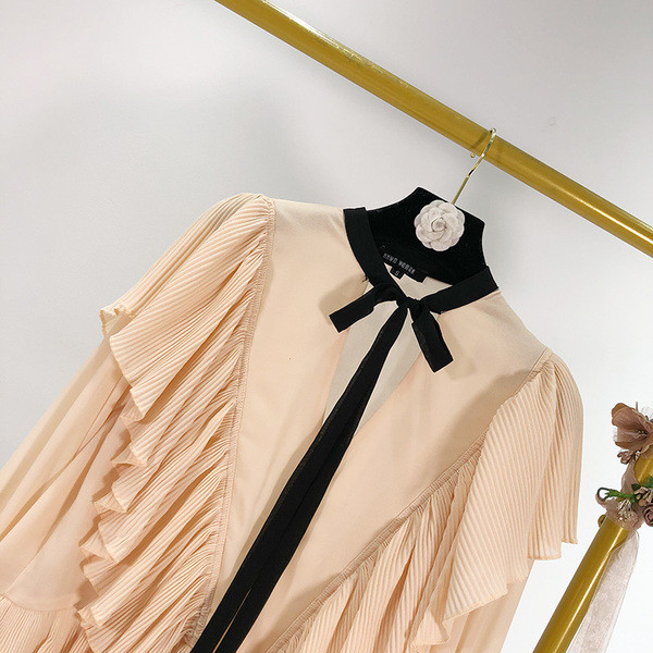 Bluză de damă modernă cu decolteu spitz cu panglică și bucle