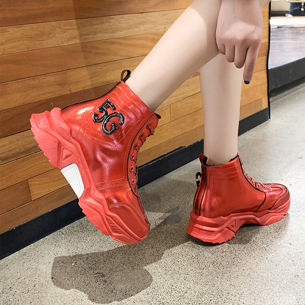 Adidași de damă din piele cu talpă înaltă și aspră, în negru și roșu