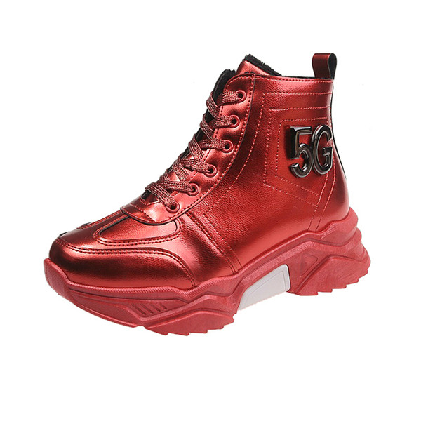 Adidași de damă din piele cu talpă înaltă și aspră, în negru și roșu