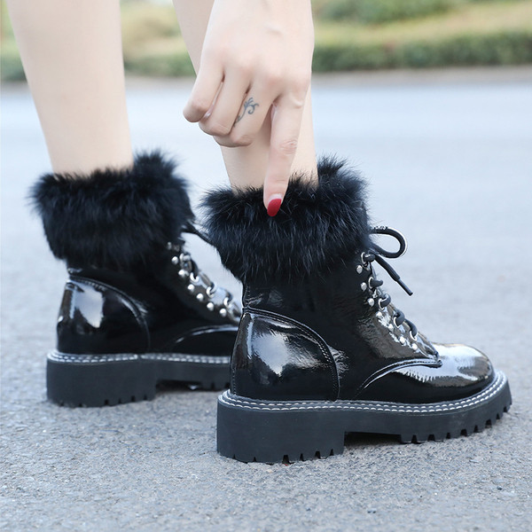 Ghete de dama moderne cu captuseala moale de culoare neagra - doua modele