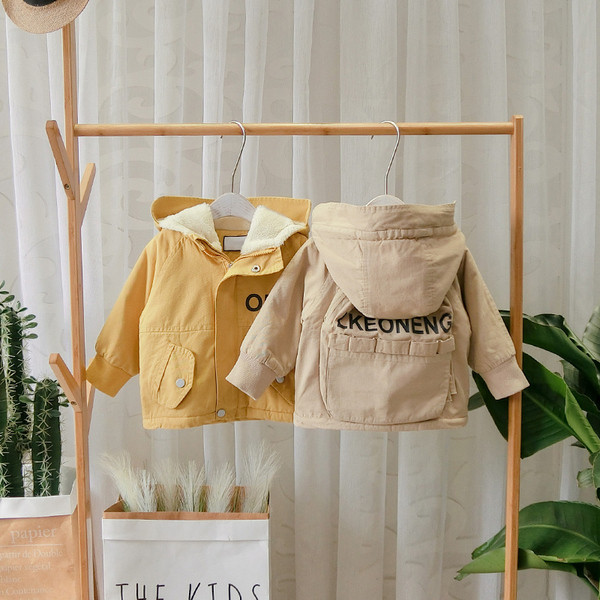 Geaca moderna pentru baieti pentru copii cu fusta moale si gluga in galben si bej