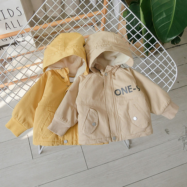 Geaca moderna pentru baieti pentru copii cu fusta moale si gluga in galben si bej