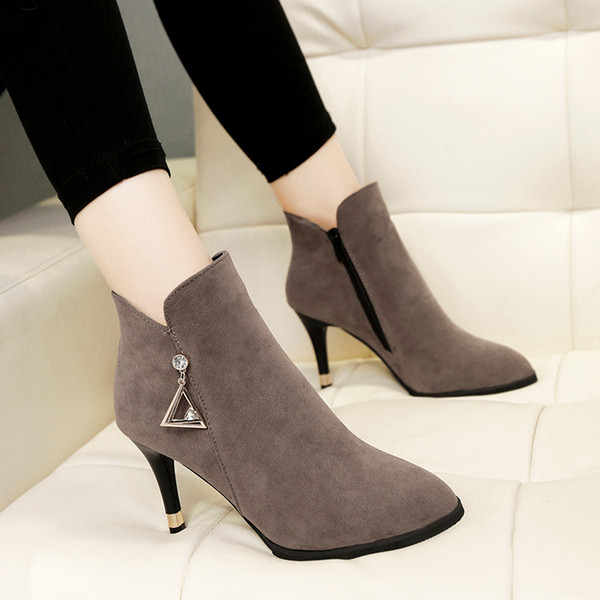 Ghete de dama moderne din piele intoarsa cu toc subtire in negru si bej