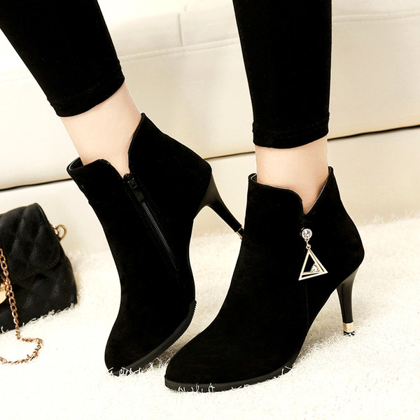 Ghete de dama moderne din piele intoarsa cu toc subtire in negru si bej