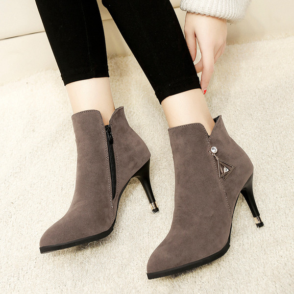 Ghete de dama moderne din piele intoarsa cu toc subtire in negru si bej