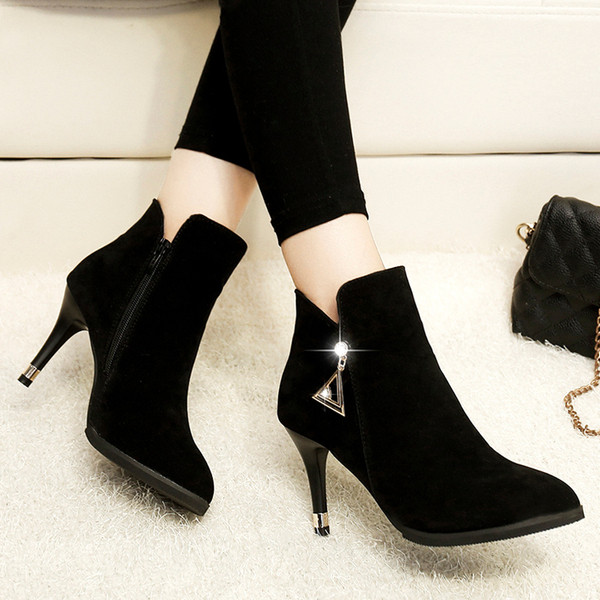 Ghete de dama moderne din piele intoarsa cu toc subtire in negru si bej